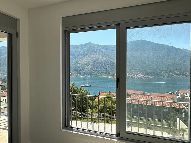 Dobrota'da 74 m² iki yatak odalı daire